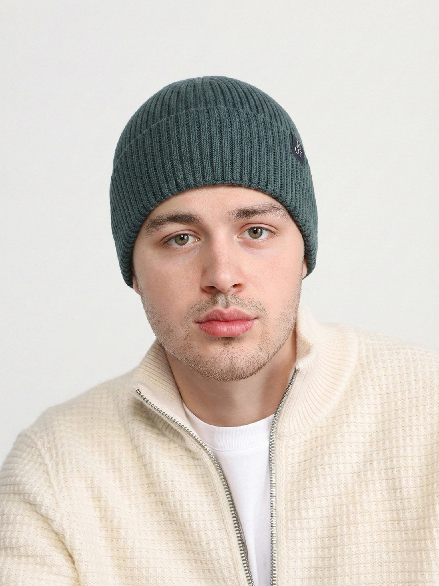 Шапка-бини зеленого цвета с отворотом из хлопка